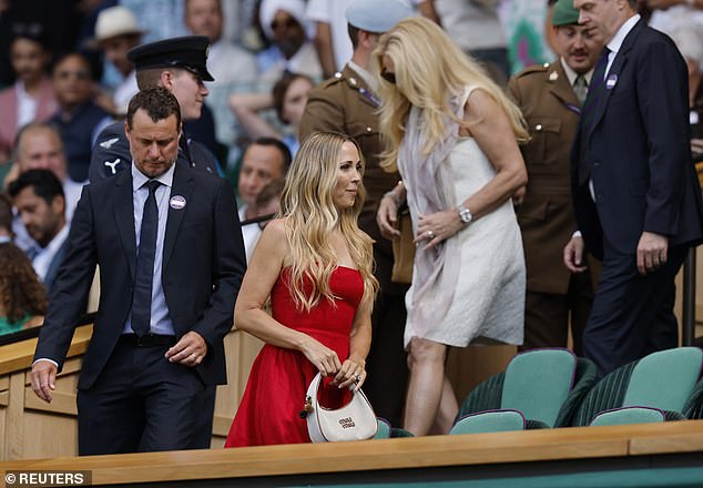 Bec, 41, odabrao je jarko crvenu žaru i nosio miu miu torbicu