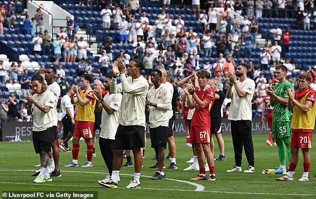 Liverpoolove zvijezde, uključujući kapetana Virgila van Dijka, pljeskali su obožavateljima u emocionalnim scenama