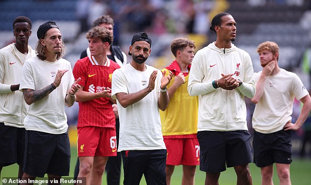 Igrači Liverpoola stajali su na terenu na Deepdaleu i slušali kako navijači pjevaju Jota pjevanje