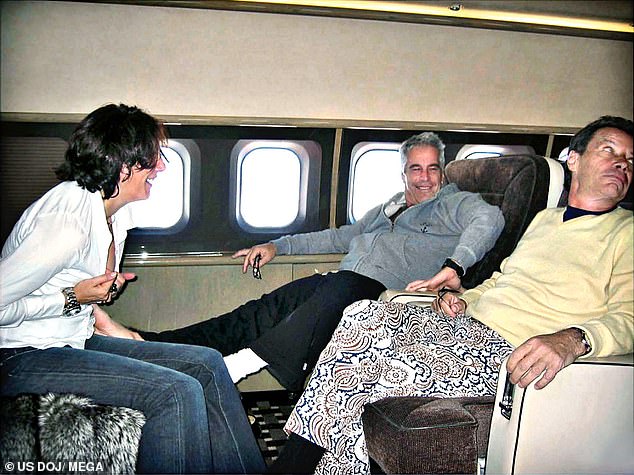 Sjetite se Jean-Luca Brunela (slika, desno), francuskog 'agensa za modeliranje' koji je navodno izbacio 12-godišnje djevojke u Epstein i prijatelje. (Na slici: Jean-Luc Brunel na privatnom avionu Jeffreyja Epsteina zajedno s Ghislaine Maxwell)