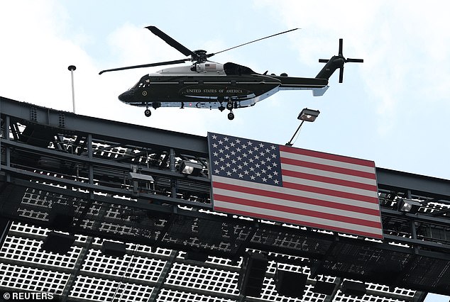 Marine One, helikopter američkog predsjednika Trumpa, viđen je kako leti preko MetLife Stadima