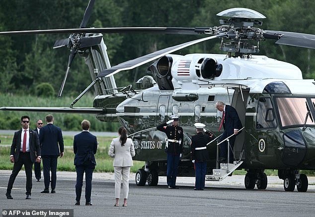 Trump je sišao s helikoptera na aerodromu Teterboro prije nego što je ušao u motocikl