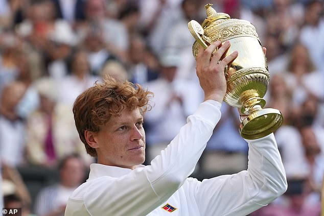 U očaravajućem susretu s četiri seta, talijanski igrač Jannik Sinner pobijedio je branitelja prvaka Carlosa Alcaraza kako bi osvojio prvu naslov Wimbledona u svojoj karijeri