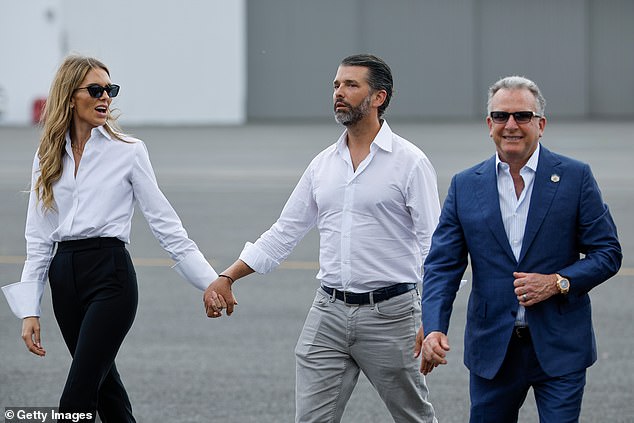 Bettina Anderson, Donald Trump Jr. i američki specijalni izaslanik na Bliskom Istoku Steve Witkoff hodaju po asfaltu prije Trumpovog dolaska u zračnu luku Teterboro