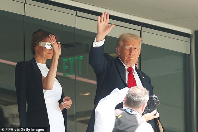 Trump i Melania mahnuli su u gomilu uoči utakmice u nedjelju u Istočnom Rutherfordu