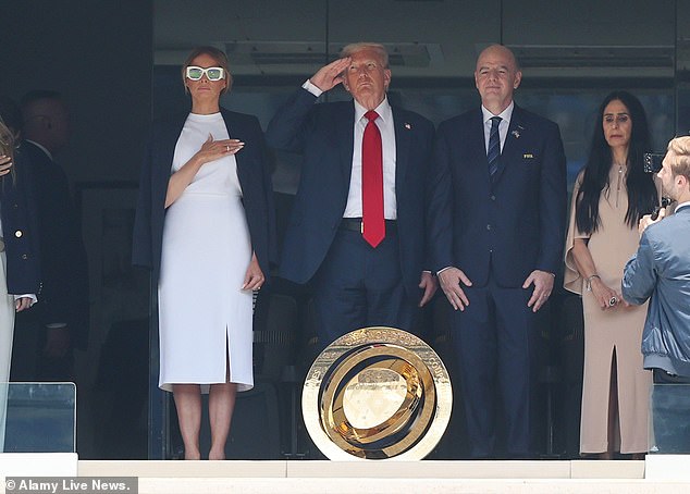 Predsjednik pozdravlja gomilu dok državna himna zazvoni oko MetLifea u New Jerseyju