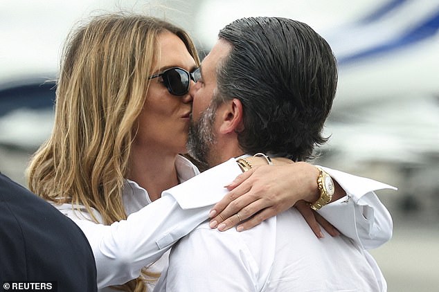 Don Jr i njegova djevojka Bettina Anderson podijelili su strastveni poljubac na predgradi piste