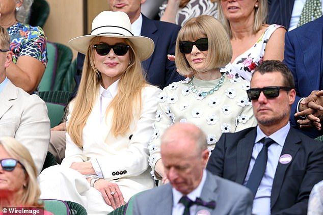 U međuvremenu, Nicole je primijećena uhvatila se za Anna Wintour