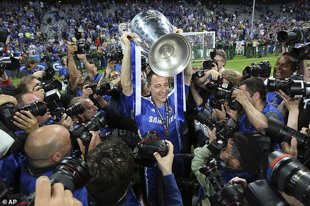Neki navijači usporedili su Trumpove akcije s Johnom Terryjem koji je nosio puni komplet za proslavu trijumfa Chelsea's Champions Lige 2012. godine, iako nisu igrali u finalu