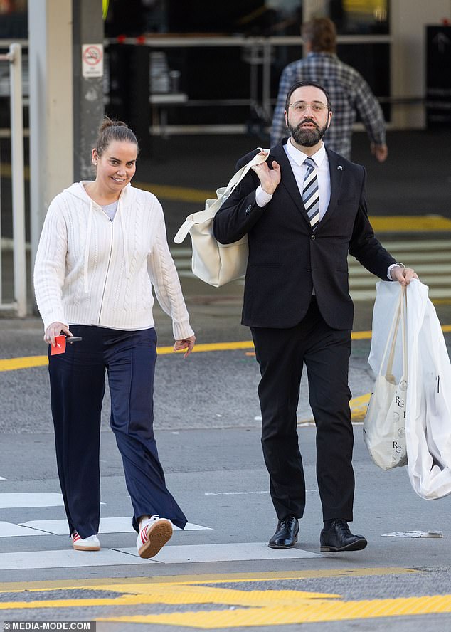 Dolazi nakon što su par viđeni kako se u svibnju u zračnoj luci Melbourne u zračnoj luci Melbourne
