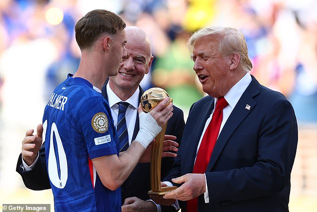 Stručnjak za čitanje usana otkrio je da je Trump rekao Coleu Palmeru 'Ja sam veliki obožavatelj tebe' nakon što mu je predstavio Zlatnu loptu kao najbolji igrač turnira