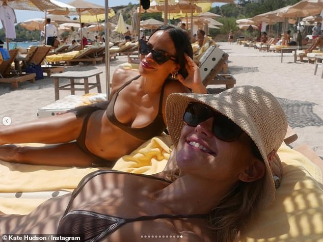 Također je željela nadopuniti svoj preplanuli ten na jednoj od mnogih plaža koje je posjetila