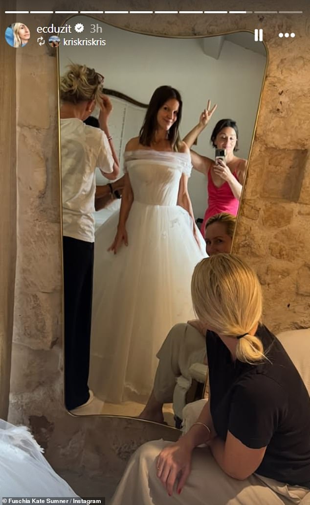 Kate se zadivila za ogledalo selfie dok se pripremala za svoj poseban dan