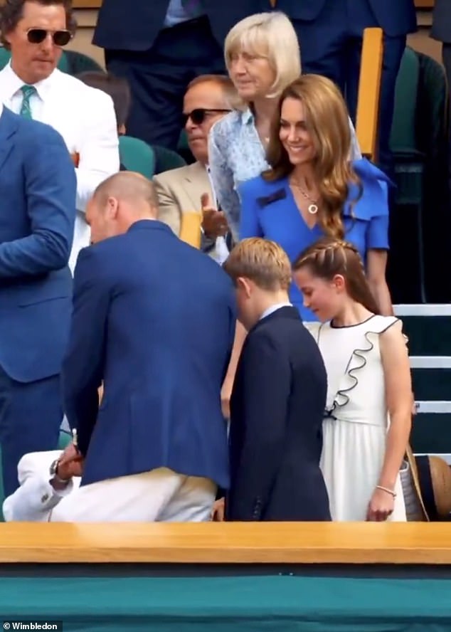 U znak poštovanja prema Royalima, ustao je sa svog mjesta kad su princ i princeza od Walesa i njihova djeca stigli u kutiju