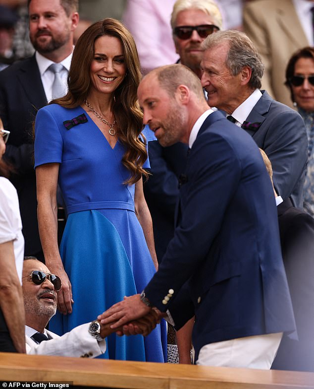 U snimcima je podijeljen Kate i Williamov dolazak u kutiju, Matthew se mogao vidjeti u pozadini