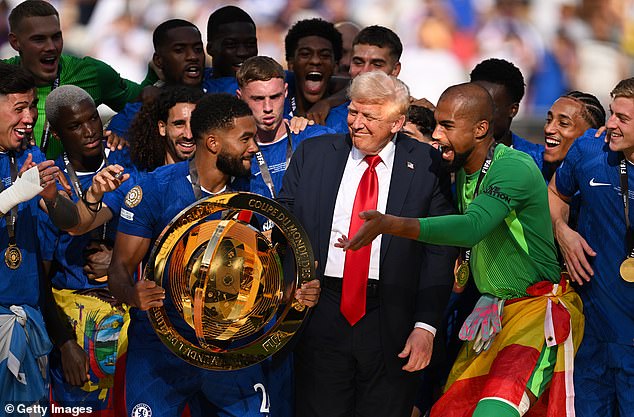 Američki predsjednik Donald Trump bio je prisutan i čak se pridružio ceremoniji dizanja trofeja