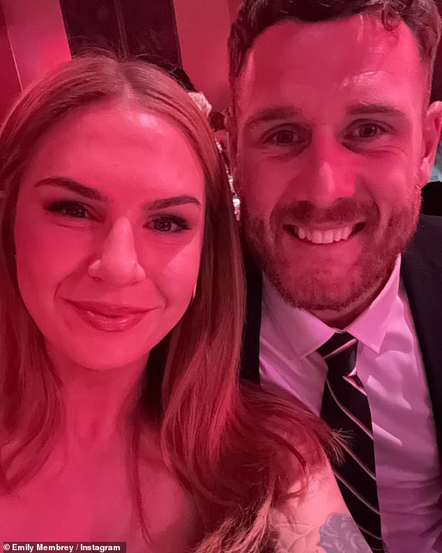 Komentari na Instagram post bili su ispunjeni porukama čestitke za par, koji su izvireli iz uha do uha