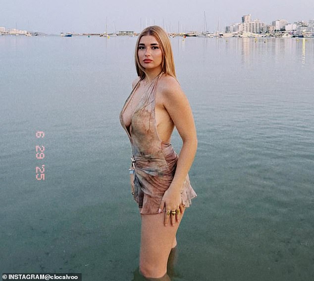 Španjolski model Claudio Calvo tvrdio je da su organizatori pokušali zaposliti 12 plavuša žena s određenim veličinama grudi kako bi prisustvovali događaju