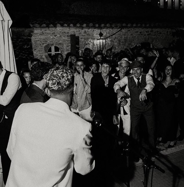 Yamal pjeva kroz mikrofon u smjeru prijatelja koji su prisustvovali zabavi