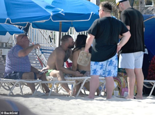 MMA borac, 37, fotografiran je ljuljajući misterioznu brinetu na plaži tijekom njegovog odmora natopljenog suncu tijekom vikenda