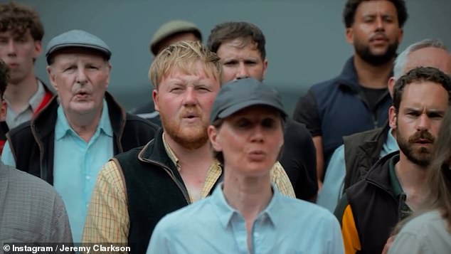 Jeremy i Clarkson -ova farma zvijezda Kaleb Cooper pridružio se zboru u pjevanju 'F *** me to je dobro', umjesto klasične verzije