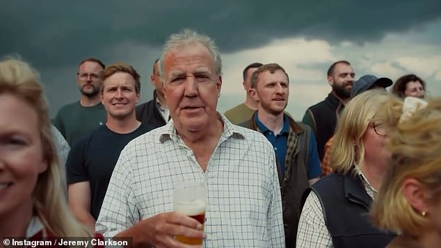 Zvijezda Top Gear -a angažirala je 34 -jaki zbor britanskih farmera koji će otpjevati vlastitu predstavu klasične operne melodije - s Twist