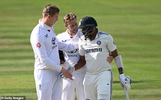 Indijskog šišmiša Mohammeda Siraja utješi Zak Crawley i Joe Root nakon pobjede u Engleskoj