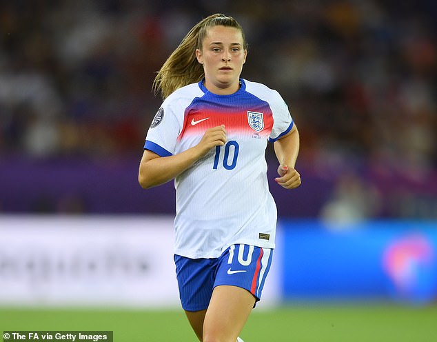 Toone je postao prvi igrač koji je postigao gol, pomogao gol i završio 100 posto svojih prolaza u ženskom eurskom meču