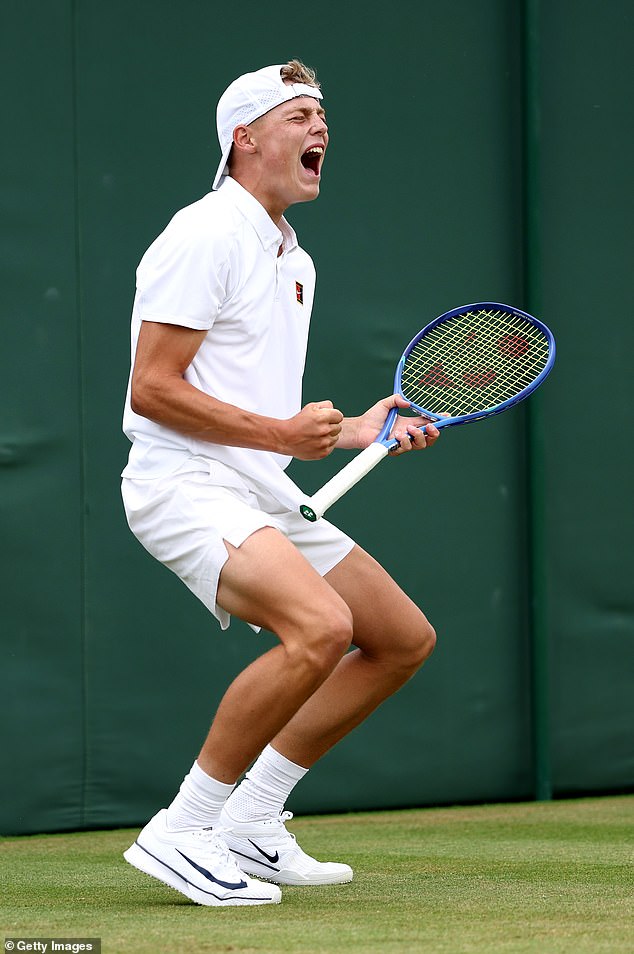 Da je bio nekoliko centimetara kraći, Cruz Hewitt (viđen na Wimbledonu) bio bi ugljični kopija njegovog poznatog oca Lleytona, zajedno s kapom za unatrag, reketom Yonexa i šakom pumpe