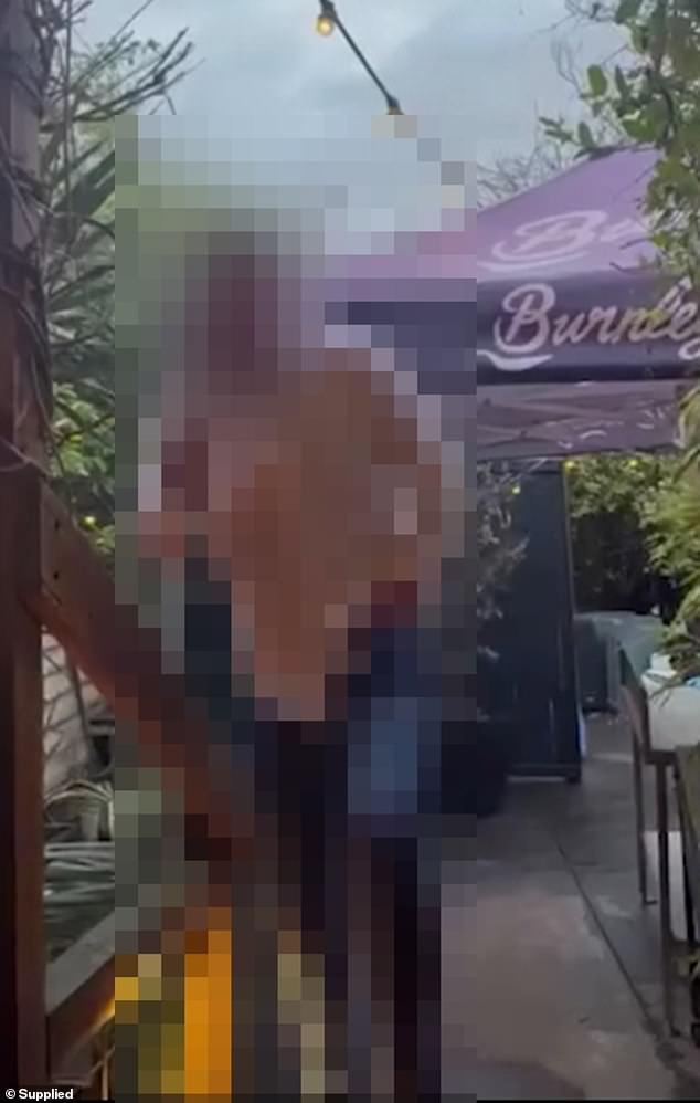 Otprilike 20 sekundi kasnije, muškarac se pojavljuje i prolazi pokraj grupe trpeza koji ga potajno bilježe. Odmah, jedna od žena snimanja prepoznaje ga i uzdahne, 'Oh, wow'