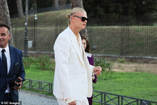 Zvijezda Man Cityja, koja ima ugovor o odobrenju s Dolce & Gabbana, viđena je u krojenom bijelom dvodijelnom odijelu, zajedno s bijelom košuljom, sunčanim naočalama i loaferima