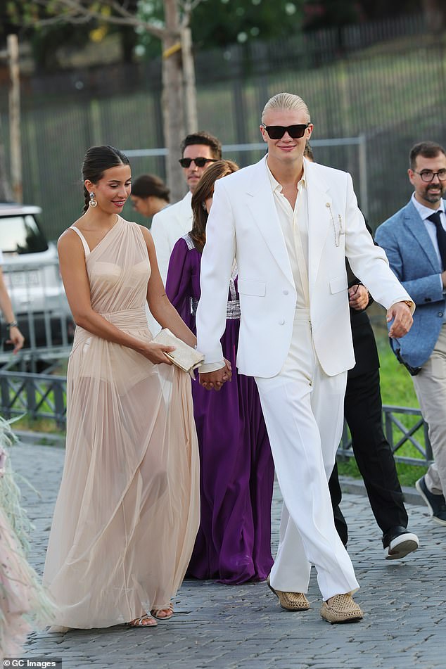 Haaland je uživao u slobodnom vremenu tijekom izvan sezone, a zvijezda je prisustvovala događaju u Rimu samo nekoliko dana nakon što je par bio prikazan na odmoru na Ibizi