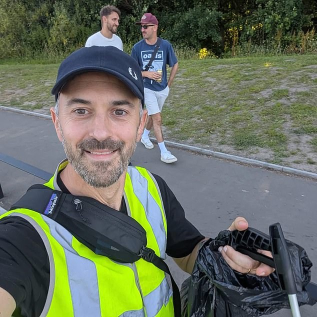 Planer prijevoza rekao je da je nosio žuti hi-vis prsluk, nosio je birača i držao torbu za smeće