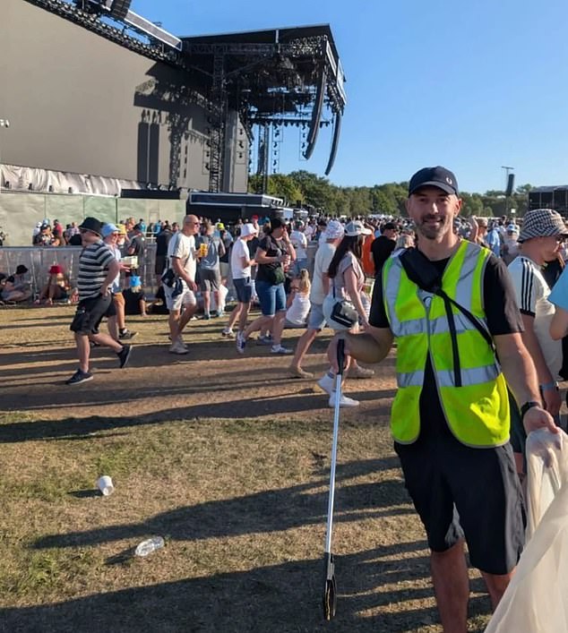 John Spilsbury, 42, (na slici), rekao je da je u petak pozirao kao birač za smeće kako bi ušao u koncert Oasis