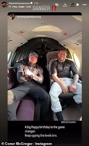 Među nizom postova, također je podijelio sliku s bokserom s teškom kategorijom Tommyja Welcha dok su pozirali iz vrlo raskošnog privatnog mlaza