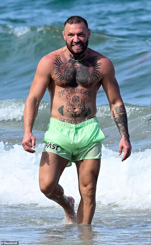 I, Conor je također odustao od drame dok je objavio fotografiju sebe snimljene istog dana kao i Shock PDA slike, ali nije uspio spomenuti skandal