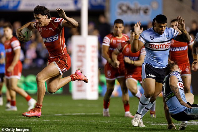 Farnworth je poznat po svojoj moći, tempu i plesnim nogama kako bi pobijedio branitelje