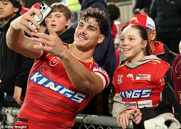 Ima ogromnu bazu obožavatelja, s rockstarom nalik na prijem pozdravljajući ga na svakom meču