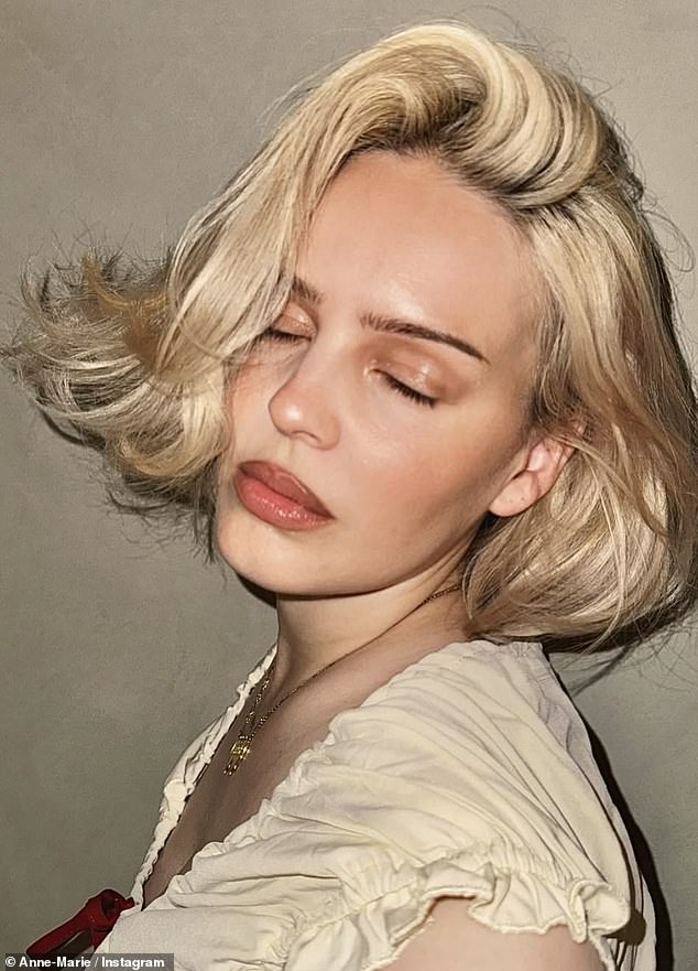 Izlazeći na Instagram tijekom vikenda, Anne-Marie je otkrila da joj je glava bila 'posvuda' u posljednje dvije godine