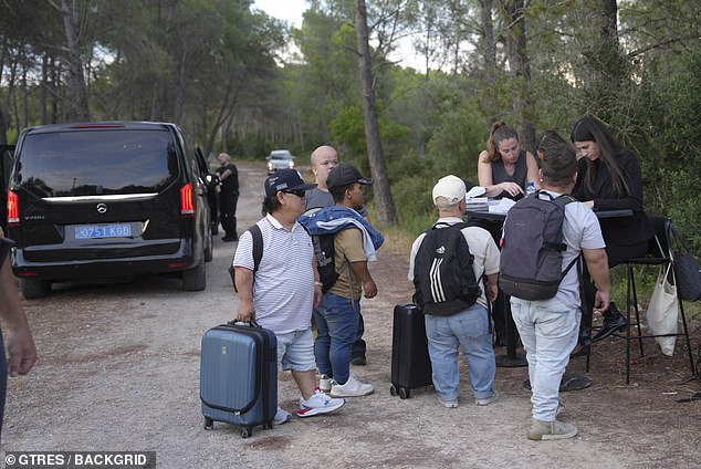 Yamal je u središtu pozornosti zbog navodnog 'iskorištavanja ljudi s patuljkama', prikazano ovdje nakon ulaska u kontroverznu stranku Barcelone Teen senzacije