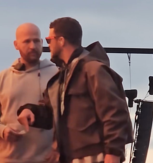 Virusni isječak prikazuje kako pop zvijezda u početku pokušava održati hlađenje nakon što su zvučni problemi poremetili njegov nastup Cry Me a River