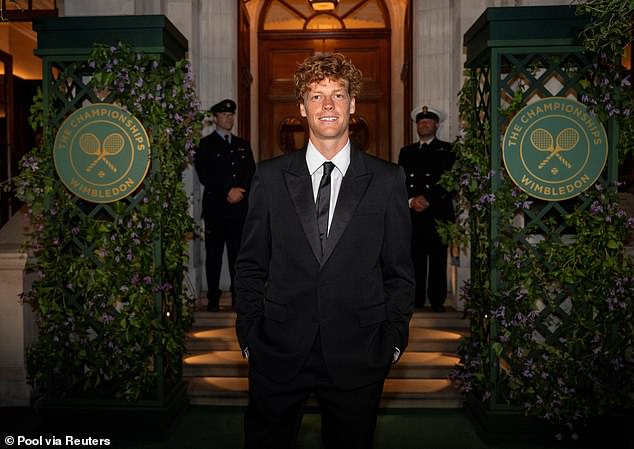 U međuvremenu, Sinner je izveo prilagođeno tamno odijelo i vezao se s par guccijevih lovaca s potpisom