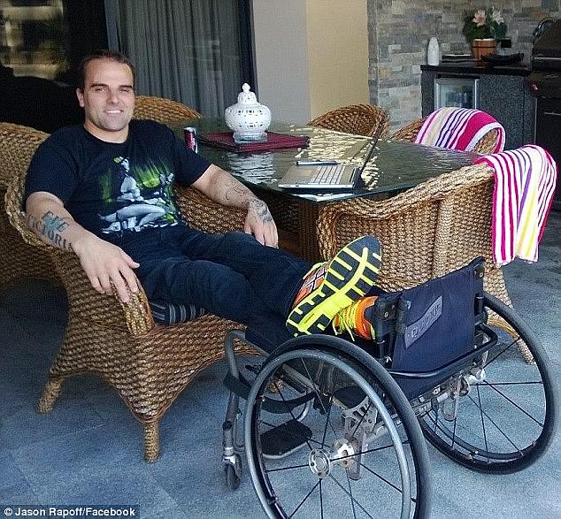 Brak je rano bio omamljen kada je Rapoff, bivši državni prvak motokrosa, slomio leđa u nesreći s prljavštinom na farmi njegove obitelji u Bindoonu i bio je paraplegični