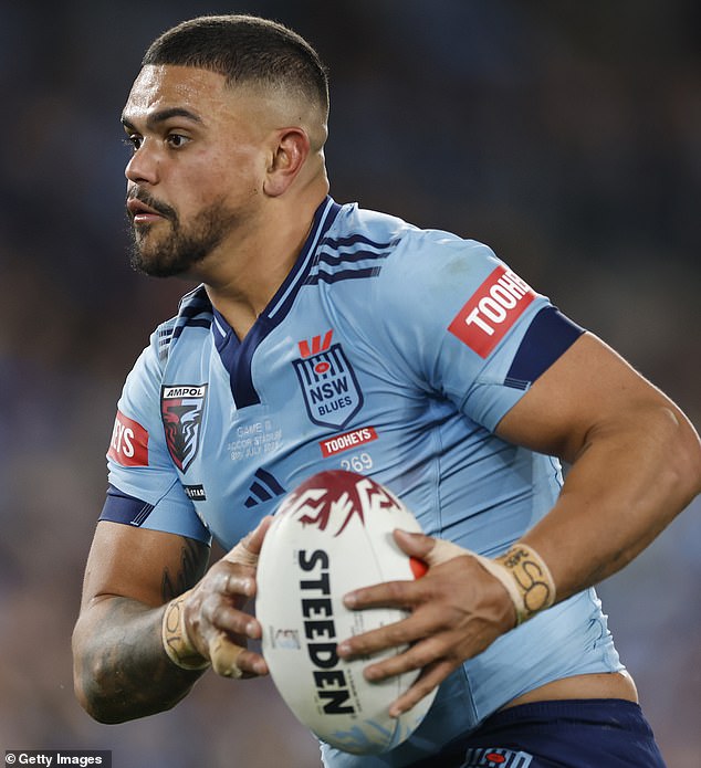 I igrači NSW -a i Queenslanda uočeni su udisanju trenutaka prije nego što su 9. srpnja krenuli na Accor Stadium u Sydneyu (na slici, NSW Star Latrell Mitchell)