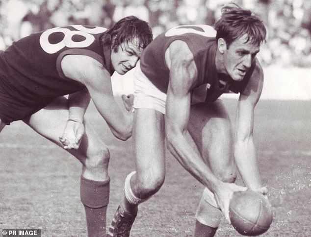 Na slici: Robar (s loptom) poprima opoziciju tijekom svog vrhunca za Sjeverni Adelaide