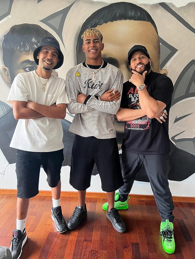 Yamalov otac Mounir Nasraoui, lijevo, izjavio je da je stranka 'vrlo dobra' i rekao je novinaru da je 'idite pronaći' kada je tražio informacije o kontroverznim proslavama