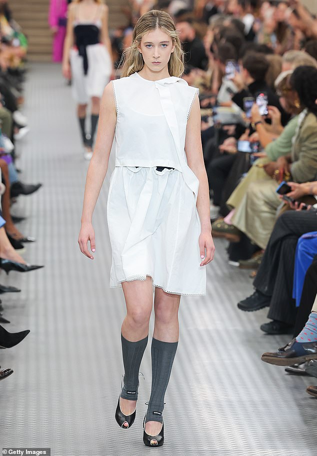 Unatoč tome što je u posljednje vrijeme postigla mnoge svirke za modeliranje, nedjelja je u početku bila pečena na mreži prošle godine tijekom svog debija na pisti na Paris Fashion Weeku