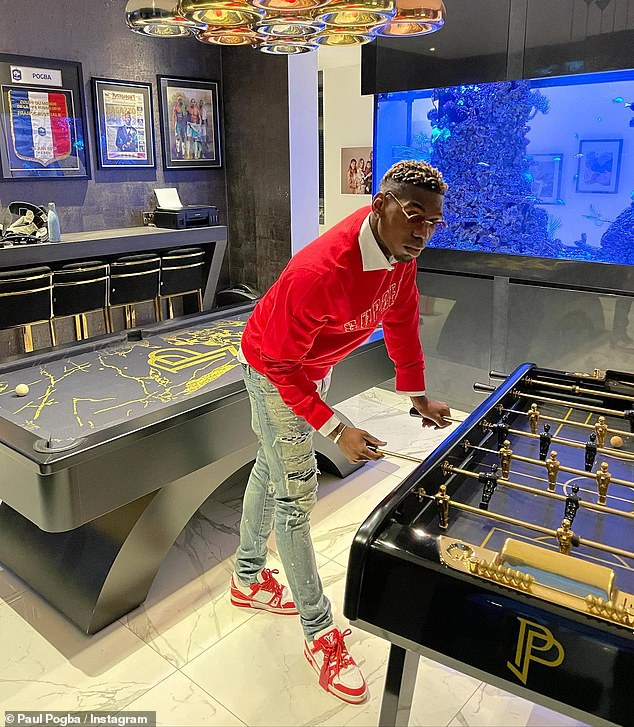 Sama slika Pogba objavljena 2021. godine, pokazala mu je igranje na stolnom nogometu u svojoj sobi za igre, koja je bila upotpunjena personaliziranim stolom