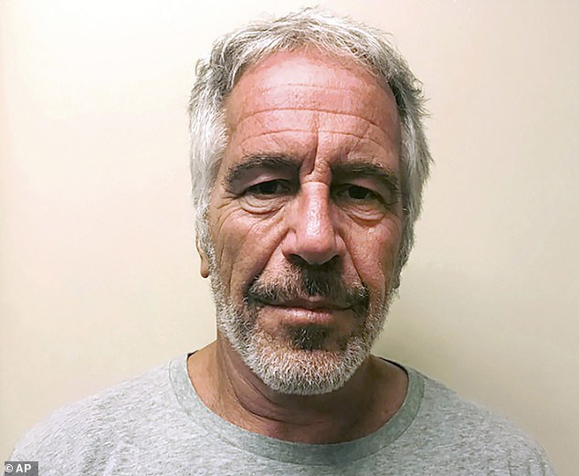 Gillis je u svom uvodnom monologu odgajao kasno osuđeni seksualni prijestupnik Jeffrey Epstein