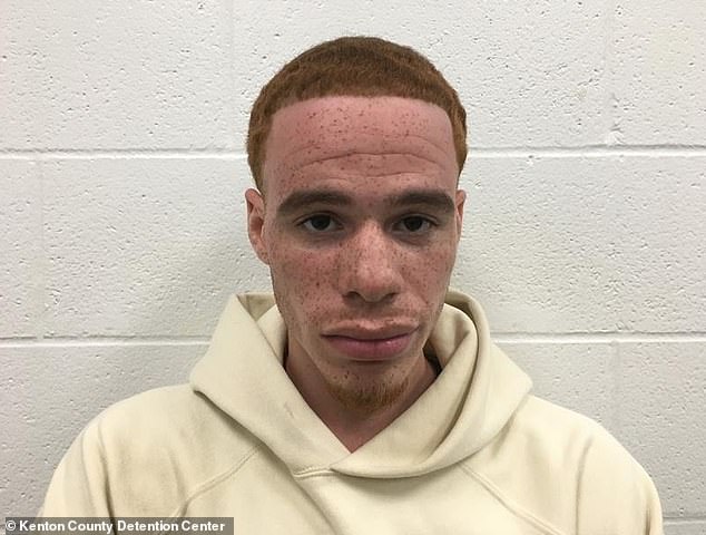 Deondre Burgin ¿koji dijeli novorođeno dijete s Jacksonom ¿uhićen je na benzinskoj postaji u Kentuckyju 14. srpnja nakon što su policajci otkrili da ima aktivan nalog za izvan države, navodi TMZ